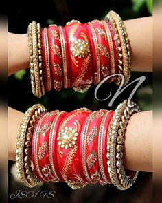 Beautiful Arc Curved Bridal Red Color Chuda Set. Decorated With Glass Kundan Work & Stone Work. Center Piece Prettified With Astonishing Hand Painting & Floral Shape Kundan Fitting. High Quality Glass Kundan Work Kada At Both Ends Of This Chuda Are Making It More Desirable. Give Yourself Charming Looks With This Fantastic Chuda Set. This is a set of 26 (13 For Each Hand). Luxury Red Chandbalis For Wedding, Heavy Red Traditional Wear For Festive Occasions, Heavy Red Wedding Sets, Red Traditional Wear With Pallu For Marriage, Red Traditional Wear For Marriage, Red Traditional Marriage Wear, Punjabi Style, Red Bangles, Bridal Chura