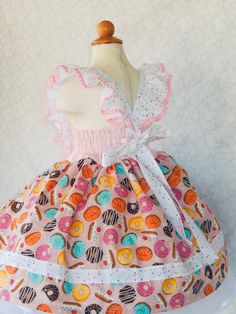 This is a beautiful Donut dress for your little one will look gorgeous in this dress, is perfect for a birthday donuts party. Girls size Chest 2T 19'' 3T 21'' 4T 22'' 5T 23'' 6 24'' I use an underskirt just to show how puffy is the dress. if you want a puffy look you will need to buy a under skirt and it sold separately. Any question please don't hesitate in contact me. Please leave me a note with the following instructions. *Size Donuts Birthday, Donut Dress, Birthday Donuts, Cute Donuts, Under Skirt, Donut Party, Rainbow Birthday, Birthday Dress, Dress Girls