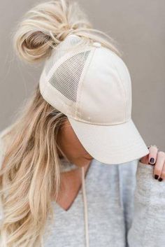 Messy Bun Outfit, Messy Bun Hat Crochet, Messy Bun Beanie, Messy Bun Hat, Bun Hat, A Ponytail, Ponytail Hat, Flat Hair, Baseball Hat