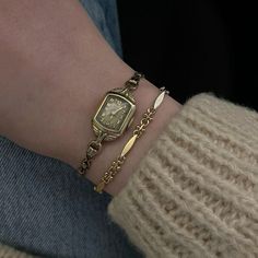 #goldjewelryideas #vintagejewellery #goldwatches #vintagewatch #warmminimalism #elegantwoman Vintage Watches Aesthetic, Vintage Women Watch, Vintage Gold Jewelry Aesthetic, Jeweler Aesthetic, Watches Women Aesthetic, Vintage Jewellery Aesthetic, Acssesories Aesthetic, Vintage Watch Aesthetic, Vintage Wrist Watch