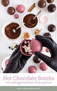 DIY Hot Chocolate Bombs – Heiße Schokolade Deluxe inkl. Trinkschokoladen-Pulver Rezept Diy Hot Chocolate, Hot Chocolate Bomb, Weihnachten Diy, Chocolate Bomb, Kitchen Stuff, Hot Chocolate, Snacks