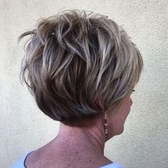 Short Layered Hairstyle With Highlights Short Choppy Haircuts, Chic Short Haircuts, Long Pixie Hairstyles, Choppy Haircuts, Short Hairdos, Choppy Hair, Penteado Cabelo Curto, Short Blonde