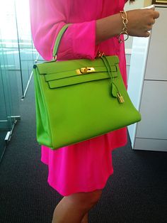 Purse Outfit Ideas, Green Purse Outfit, Aka Clothing, Green Hermes, Aka Fashion, Saturday Style, Alpha Woman, Green Handbags, Purse Outfit