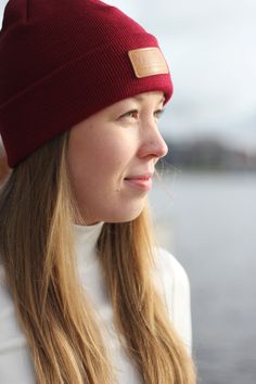 Spring and summer beanie look for women. Burgundy and white outdoor outfit for Women. Summer Beanie, Outfit For Women, Cute Summer Outfits, Spring Outfits Casual, Casual Summer Outfits