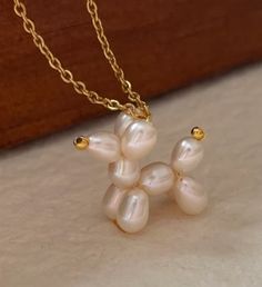 Tassen Hanger, Pearls Jewelry Diy, Beaded Jewels, Diy Bracelets Easy, Dog Necklace, Balloon Dog, Jewelry Lookbook