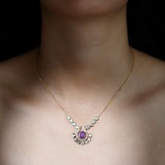 Entrez dans votre propre monde de conte de fées et régnez comme une reine des temps modernes avec notre magnifique collier de mariée. Une belle pièce pour votre cou est ornée de pierres de tanzanite ovales royales qui dégagent un air d'élégance. La tanzanite est joliment entourée d’une forme de larme, resplendissante de l’éclat des vrais diamants. Pour rehausser l'opulence, les diamants Polki non taillés tissent leur magie complexe, faisant de ce collier pendant un véritable coffre au trésor de Luxury Oval Tanzanite Necklaces, Elegant Tanzanite Jewelry With Rose Cut Diamonds, Oval Multi-stone Necklace For Wedding, Elegant Multi-stone Oval Pendant Necklace, Elegant Oval Tanzanite Necklaces, Elegant Oval Multi-stone Necklace, Fine Jewelry Tanzanite Necklaces For Wedding, Elegant Tanzanite Oval Pendant Necklace, Tanzanite Gemstone Necklace For Wedding