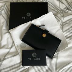 Nero-Oro Versace. Size: Unica 10 Card Pockets. 1 Cash Pocket. 1 Zip Coin Pocket. Snap Enclosure. Gold Medusa Head. Comes With Everything Pictured. Bought For Myself But Decided Not To Use. Brand New. Leather Business Card Case, Leather Card Holder Wallet, Versace Wallet, Gold Wallet, Vintage Versace, Business Card Case, Medusa Head, Versace Bags, Leather Card Case