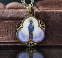 A beautiful vintage Blessed Virgin Mary medal, Spanish Madonna and Child medal on a chain, very nicely done, in fair vintage condition, ideal for necklace, would make a nice gift for someone special! Comes with an approx. 24-inch long 925 silver necklace (see photo 4)! Material: brass, enamel Medal measures: approx. 23 mm (0.9 inch) A stunning religious jewelry shop well worth a visit ... https://www.etsy.com/shop/100saints. PLEASE LOOK AT THE PICTURES, THEY ARE PART OF THE DESCRIPTION AND ARE T Vintage Memorial Necklaces, Antique Miraculous Medal Necklace As Gift, Antique Jewelry With Miraculous Medal For Collectors, Vintage Round Pendant Necklace For Memorial, Vintage Necklace With Hallmark And Round Pendant, Vintage Necklace With Round Pendant And Hallmark, Vintage Hallmark Round Pendant Necklace, Vintage Jewelry With Miraculous Medal For Memorial, Vintage Miraculous Medal Medallion Jewelry