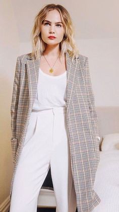 🎩😊 Finding a look that’s both stylish and work-appropriate is tough. Our work event outfit ideas bring you polished inspiration. 🎩 Save this pin for fresh ideas! Brooke Testoni, Red Boho Dress, Transitional Dressing, Chique Outfits