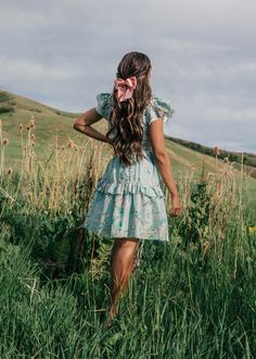 Cute Church Dresses, Senior Things, Cute Senior Pictures, Date Night Style, Senior Photoshoot Poses, Western Photo, Senior Photography Poses, Lifestyle Shoot, Senior Photo Outfits