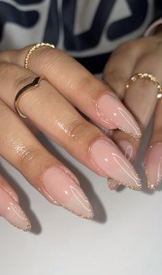 Almond Nails On Short Nail Beds, Nude Oval Acrylic Nails, Oval Nails Trendy, Nude Glam Nails, Nude Oval Nails, Short Oval Nails Ideas, Trendy Oval Nails, Classy Nude Nail Designs, Luxury Nails Classy