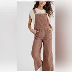 Free People Super Slouchy Cord Overalls Wide Leg Bib Style Front Low Back New Without Tags * Size: M Retail Price $168 Cotton * There Is A Line Through The Tag To Prevent Store Return 38" Around Waist 12'' Rise 26" Inseam Overalls Fall, Cord Overalls, Jeans Free People, Jean Overalls, Free People Jeans, Low Back, Overalls, Wide Leg, Free People