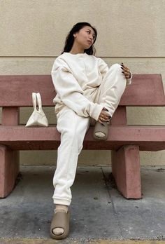 Yeezy Slides Outfit Sweatpants, Yeezy Outfit Women Fashion Styles, Styling Yeezy Slides, Yeezy Outfit Women Slides, Sweatpants And Hoodie Outfit