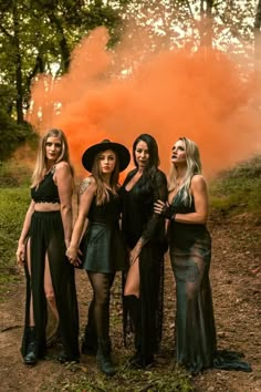 Photoshoot Ideas Halloween, Halloween Games Online, Best Friend Photoshoot Ideas, Witchy Photo Shoot, Witch Photo Shoot, Friend Photoshoot Ideas, Witchy Photoshoot