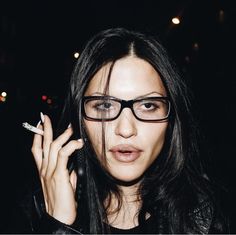 Librarian Chic, Girls With Glasses, Bella Hadid, Maquillaje De Ojos, Pretty Woman, Miu Miu, Pretty People, Beautiful People