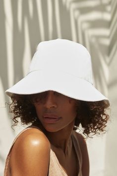 Bucket Hat Photoshoot, White Bucket Hat Outfit, Cute Bucket Hats, Womens Bucket Hat, Bucket Hat Outfit, Bucket Hat Fashion, White Bucket Hat, Bucket Hat White, Desain Editorial