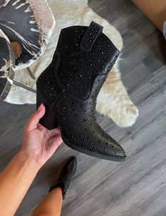 Wide Calf Cowboy Boots, Western Concert Outfit, Western Glam Outfit, Nashville Outfits Spring, Rhinestone Cowboy Boots, Christmas Fashion Photography, Short Cowgirl Boots, Cute Western Outfits, Black Cowgirl Boots