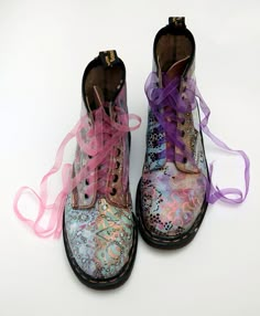 customised doc martens. Pretty Boots, Outfit 2020, Luna Lovegood, Painted Shoes, Grunge Style, Mode Inspiration