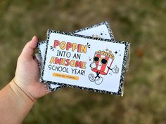 someone holding up some kind of card that says poppin'into an awesome school year