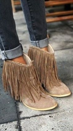 Fringe booties! Tan suede ankle boots, goes so well with light or dark blue jeans in the winter, spring, summer, or fall ♥ Young Women Outfits, Street Mode, Look Grunge, Fringe Booties, Bohol, Fringe Boots, Outfit Trends, Looks Chic, Crazy Shoes