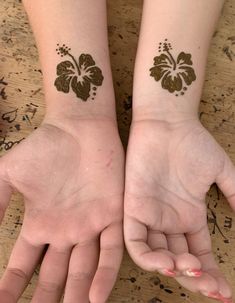 Beachy Henna Tattoos, Tattoos Henna Style, Tattoo Arm Sleeve Women, Summer Henna Designs, Hanna Tattoo, Summer Henna, Henna Doodle, Small Henna Tattoos, Small Henna Designs