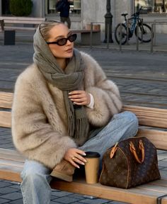 Fur Coat Outfit Aesthetic, Fur Coat Aesthetic, Old Money Winter, Fur Coat Outfit, Winter Capsule Wardrobe, Outfit Trends, Coat Outfits, Mode Inspo