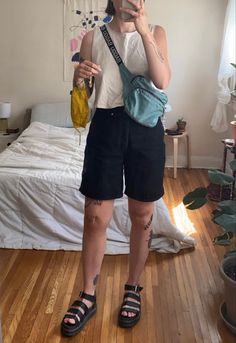 Hipster Beach Outfit, Tomboy Cruise Outfits, Genderless Summer Outfits, Normcore Aesthetic Summer, Mid Size Denim Shorts Outfit, Nb Summer Outfits, Masc Style Women Summer, 90s Simple Outfit, Greece Spring Outfits