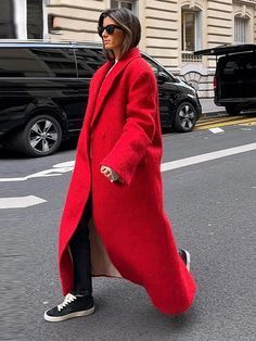 Red Jacket Winter, Red Overcoat, Woolen Coat Woman, Street Clothing, Middle Age Fashion, Long Coat Women, Decoration Vintage, Women Overcoat, Vintage Material