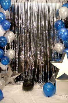 balloons, stars and streamers are on the table