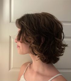 Wavy Neck Length Hair, Short Haircuts 360 View, Short Wavy Hair Curtain Bangs Layers, Medium Curly Wavy Haircuts, Wavy Layered Short Hair With Curtain Bangs, Short Curly Hair Chin Length, Short Shaggy Haircuts Wavy Hair, Choppy Wavy Bob, Short Messy Wavy Hair