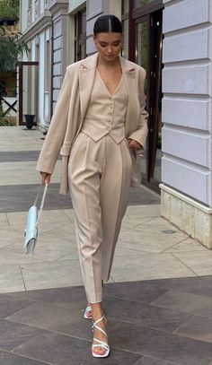 Creative Office Wear Women, Women’s Professional Attire, Suits For Women Stylish, 40s Mode, Fest Outfits, Woman Suit Fashion, Stylish Work Outfits, 가을 패션, Professional Outfits