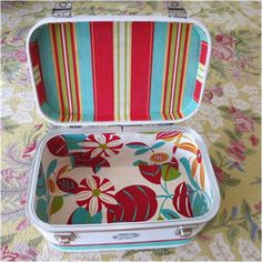 Vintage suitcase relining. Use aluminum foil on the inside to get a pattern cutout! Painted Suitcase, Craft Storage Diy, Vintage Train Case, Cute Suitcases, Vintage Briefcase, Suitcase Storage