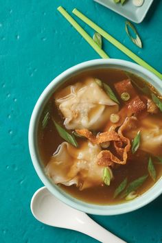 Soup with dumplings and crispy wonton strips Chicken Wonton Soup, Chinese Appetizers, Asian Soups, Chicken Wontons, Rachael Ray Recipes, Spiced Chicken, Five Spice