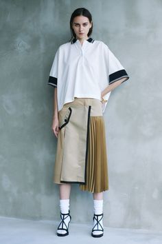 Sacai Resort 2021 collection, runway looks, beauty, models, and reviews. Loose Shirt Dress, 일본 패션, Skirt Trends, Vogue Germany, Polo Shirt Women, Vogue Paris, Mode Inspiration, Contemporary Fashion, White Shirt