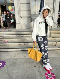 Sneakers Outfit Black Women, Pink Sneakers Outfit, Outfit Black Women, Dope Fits, Pink Sneakers, Tween Outfits, Winter Fits, Sneakers Outfit