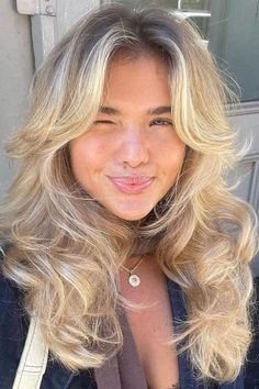 feathered butterfly cut Blonde Hair Inspiration, Blowout Hair, Trending Haircuts, Butterfly Hair, Artistic Hair