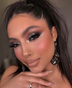 Xmas Party Makeup, Christmas Party Makeup Classy, Silver Dress Makeup Look, Full Face Makeup Glam, Black Glitter Makeup, Corporate Makeup, Makeup Party Night, Masquerade Ball Outfits, Teal Makeup