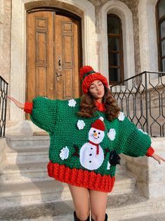 Christmas Diy Outfits, Chunky Christmas Sweater, Christmas Knitted Sweater, Crochet Sweater Christmas, Green Christmas Outfit Women, Christmas Green Outfit, Knitted Sweaters Aesthetic, Crochet Christmas Outfit, Noel Outfit