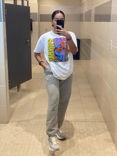 A women takes a mirror selfie of her gym outfit. Big T Shirt Workout Outfit, Loose Fit Gym Outfits, Workout Outfits Tshirt, Covered Up Gym Outfits, Big Tee Shirt Gym Outfits, Gym Outfit Graphic Tee, Covered Gym Outfits, Period Gym Outfits, Oversized Hoodie Gym Outfit