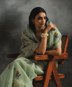 Nalli Sarees, Nalli Silks, Bengali Saree, Dhakai Jamdani Saree, Picture Composition, Saree Poses, Flower Motifs, Traditional Indian Outfits, Jamdani Saree