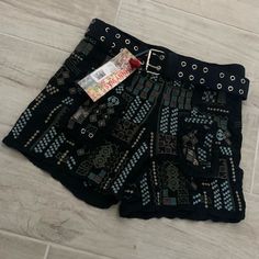 New With Tag!! Johnny Was Draper Short. Size 0. Black With Embroidery And Adjustable Black Belt. Cargo Style Pockets. 5 1/2” Inseam. 9” Rise. Perfect Condition- Never Worn!! No Trades Bermuda Shorts Women, Floral Camo, Purple Bras, Navy Blue Linen, Black Bike, Purple Shorts, Cargo Style, Belted Shorts, Embroidered Shorts