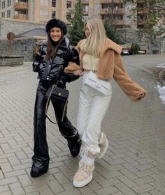 Winter Outfits Snow Boots, Ski Boots Outfit, Moon Boot Aesthetic, Outfit With Moon Boots, Outfit Neige, Outfits With Moon Boots, Short Moon Boots Outfit, Moonboot Outfit Ideas, Snow Fashion Outfits