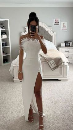 Dresses To Wear To A Wedding Corset, White Prom Dress Long, Classy Prom, Classy Prom Dresses, White Prom Dress, Looks Party, White Feather, Prom Dress Inspiration