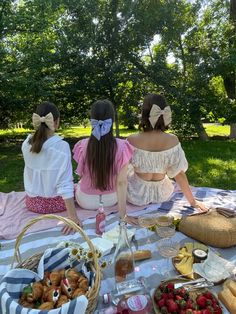 Dry Picnic Ideas, Dayout With Friends Aesthetic, Picnic Aesthetic Photoshoot Birthday, Trio Picnic Aesthetic, Bff Picnic Photoshoot, Spring Picnic Aesthetic Friends, Charcuterie Picnic, School Memories Scrapbook