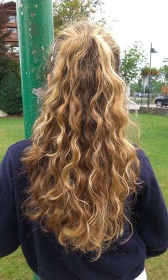 Sandy Blonde Highlights Curly Hair, Highlights Wavy Hair, Blonde Curly Hair, Blonde Curls, Good Hair Day, Hair Envy, Grunge Hair