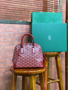 Size: Standard Size It comes with Dust box, Care manual, Tag, and Paper bag. Designer Things, Goyard Bag, Handbags Fashion, Bags Luxury, Designer Bags, Kate Spade Top Handle Bag, Luxury Bags, Luxury Design, Fashion Bags