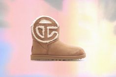 Fashion label TELFAR introduces their collaboration with iconic footwear brand UGG to introduce the Logo Mini. Genuine suede is placed throughout the upper, while the lining of the boot includes 100% sherpa wool. A diecut shearling TELFAR logo is placed at the bootstrap, highlighting the silhouette of the design. Signature EVA material is placed at the upper, footbed, and outsole, enhancing the design’s comfortable silhouette. DUE TO THE LIMITED NATURE OF THIS PRODUCT, ALL SALES ARE FINAL. THIS Telfar Logo, Spring Tops, Spring Looks, Jordan 1 Retro High, Sweaters Knitwear, Casual Sandals, Fashion Labels, Fashion Details, Fun Bags