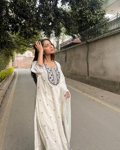 Indian Modern Outfits Casual, Work Outfits Indian, Desi Girl Aesthetic Kurti, Kurtis Aesthetic, Desi Kurti, Dress With Gold Accessories, Kurti Aesthetic, Simple Indian Suits