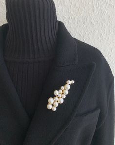 Brooch Pin Outfit Women, How To Wear Brooches, Weddings Elegant, Pins And Brooches, Elegant Clothes, Clothes Jewelry, Pearl Pin, Modern Outfits, Nouvel An