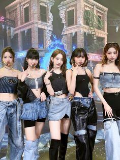 Ot5 Le Sserafim Lesserafim Group, Kpop Stage Outfits, 90s Fashion Outfits Hip Hop Party, Kpop Stage, Western Outfits Men, Casual Attire For Women, Denim Outfits